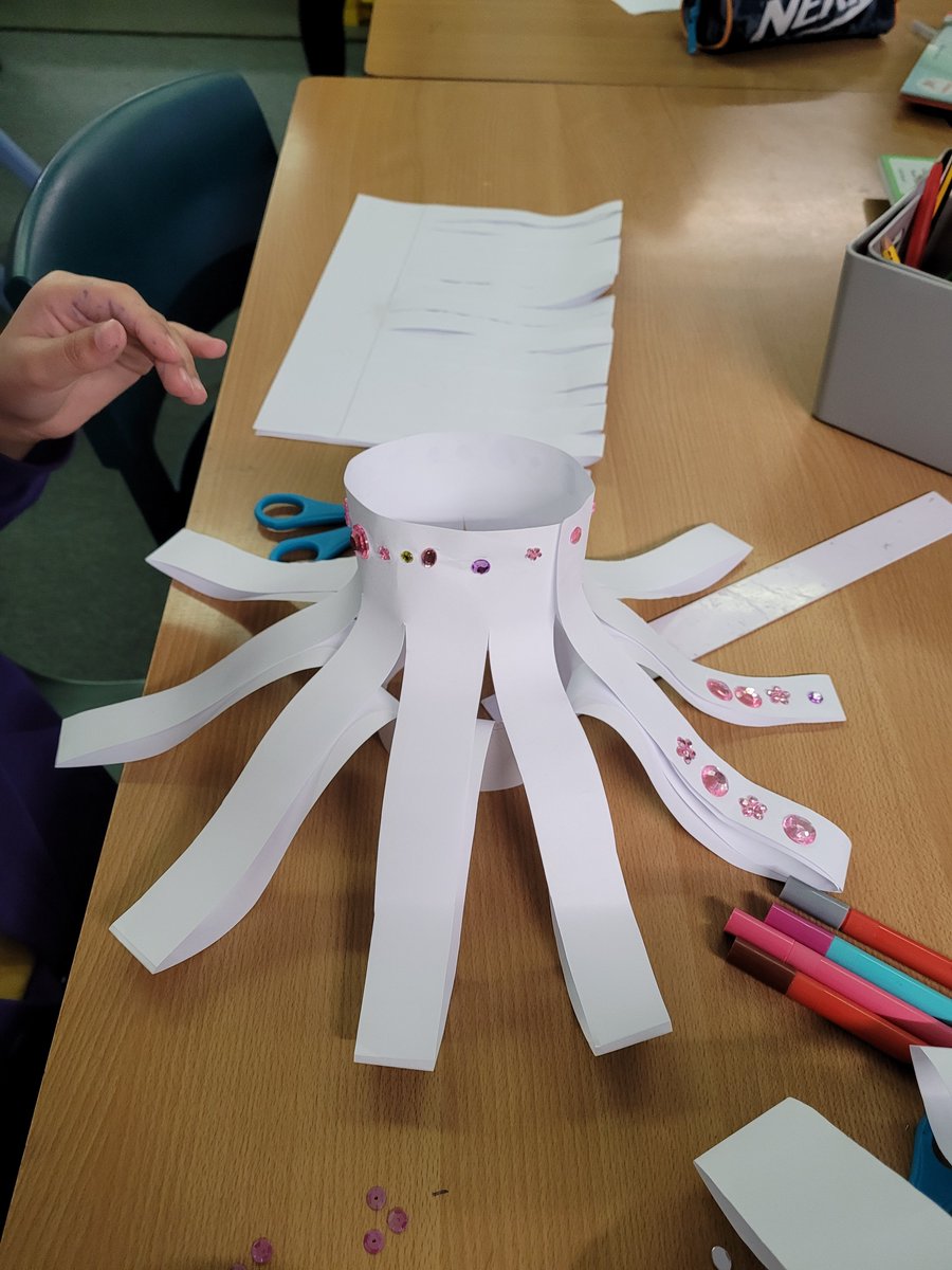 MrsgreenLHS's tweet photo. Palm class made Diva lamps in RE today as we are learning about the Hindu festival of light known as Diwali @HeadLHS @MissAliLHS @MissBurrellLHS @MissBanksLHS @LHS_Watford https://t.co/Eif1dGU5nl