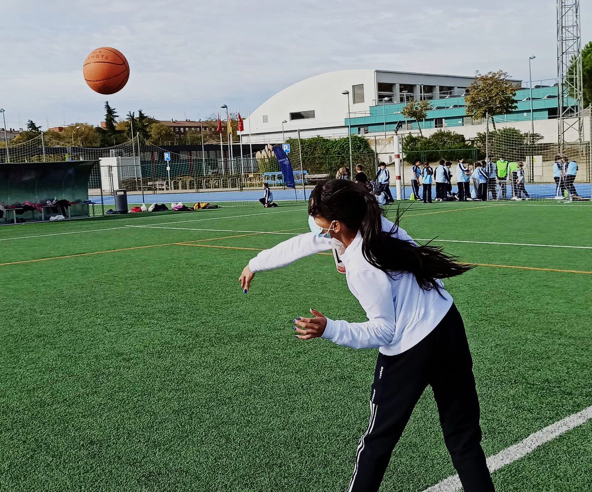 ijoaquinrodrigo's tweet photo. ¡Un año más los alumnos de #1ESO han participado en la primera jornada de la #LigaDeAtletismo de Vicálvaro que organiza la Junta Municipal! Fue una jornada en la que pudieron vivir este deporte en primera persona. #VolverAJugar #VolverASer #joaquinrodriguismo https://t.co/qzMo81PlV9