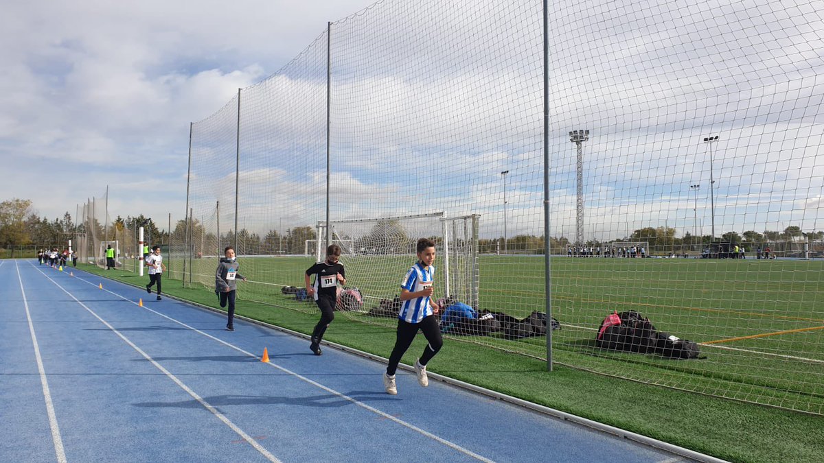 ijoaquinrodrigo's tweet photo. ¡Un año más los alumnos de #1ESO han participado en la primera jornada de la #LigaDeAtletismo de Vicálvaro que organiza la Junta Municipal! Fue una jornada en la que pudieron vivir este deporte en primera persona. #VolverAJugar #VolverASer #joaquinrodriguismo https://t.co/qzMo81PlV9