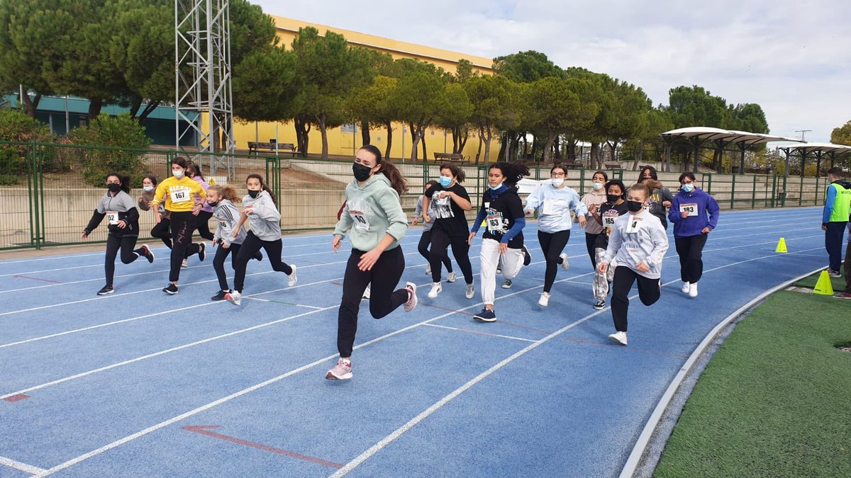 ijoaquinrodrigo's tweet photo. ¡Un año más los alumnos de #1ESO han participado en la primera jornada de la #LigaDeAtletismo de Vicálvaro que organiza la Junta Municipal! Fue una jornada en la que pudieron vivir este deporte en primera persona. #VolverAJugar #VolverASer #joaquinrodriguismo https://t.co/qzMo81PlV9