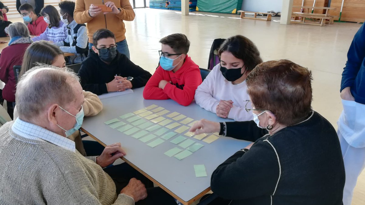 IESO_SlaMesta's tweet photo. Segunda jornada con nuestros abuelos 👨🦳🧓, dentro de nuestro Programa #AGEV (Acercando Generaciones, Entrelazando Vidas). En esta ocasión, los alumnos de 2°ESO han organizado un taller sobre el #RefraneroEspañol. Como siempre, lo más importante son los momentos ⬇️⬇️ https://t.co/v8mgre2m0U