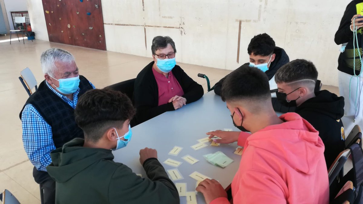 IESO_SlaMesta's tweet photo. Segunda jornada con nuestros abuelos 👨🦳🧓, dentro de nuestro Programa #AGEV (Acercando Generaciones, Entrelazando Vidas). En esta ocasión, los alumnos de 2°ESO han organizado un taller sobre el #RefraneroEspañol. Como siempre, lo más importante son los momentos ⬇️⬇️ https://t.co/v8mgre2m0U