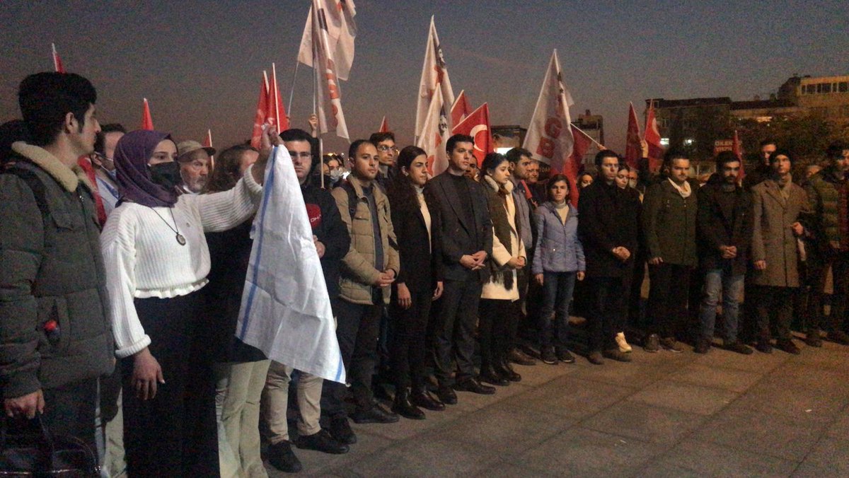 genclikbirligi's tweet photo. Amerikan askerinin başına çuval geçiren arkadaşlarımız Çağlayan Adliyesi’ndeki işlemleri tamamlandı.  

Vatanımızı Amerikan askerlerine dar etmeye devam edeceğiz.🇹🇷 https://t.co/vFNGyfbWqf