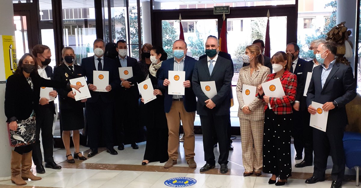 RevistaEcofin's tweet photo. En este momento el jurado de los Premios #ECOFIN21 valora las candidaturas y decide los ganadores de la Noche de las Finanzas. Este año estudian más de un centenar de candidaturas. #PremiosEcofin #ForoEcofin https://t.co/TWhVjOblR8
