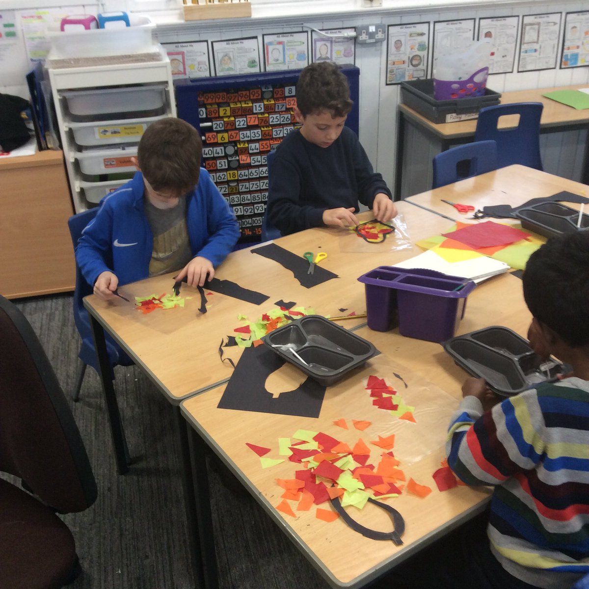 BalgreenPrimary's tweet photo. #primary3a were experimenting with different media to create stunning autumn leaves. https://t.co/qScG0F2j24