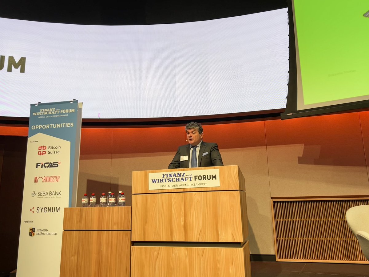 BaslerKB's tweet photo. «Wo Renditeperlen zu finden sind»: #BKB Anlagechef Sandro Merino zeigt am @FuWForum «Opportunites 2022» auf, weshalb der Core-Satellite-Ansatz zu attraktiver Performance der #BKB Anlagestrategie beiträgt. #FuWForum #Opportunities22 #Anlegen https://t.co/L4ZG4jLtmj