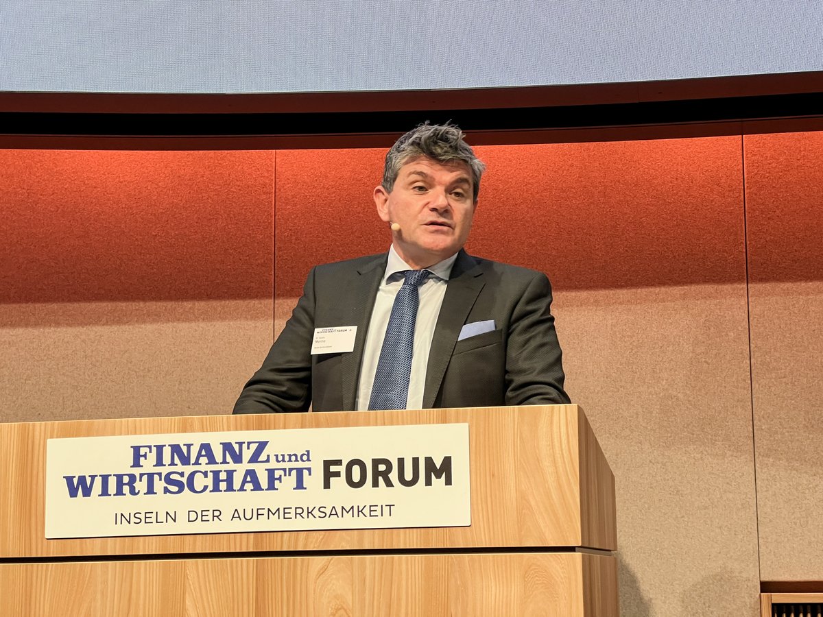 BaslerKB's tweet photo. «Wo Renditeperlen zu finden sind»: #BKB Anlagechef Sandro Merino zeigt am @FuWForum «Opportunites 2022» auf, weshalb der Core-Satellite-Ansatz zu attraktiver Performance der #BKB Anlagestrategie beiträgt. #FuWForum #Opportunities22 #Anlegen https://t.co/L4ZG4jLtmj