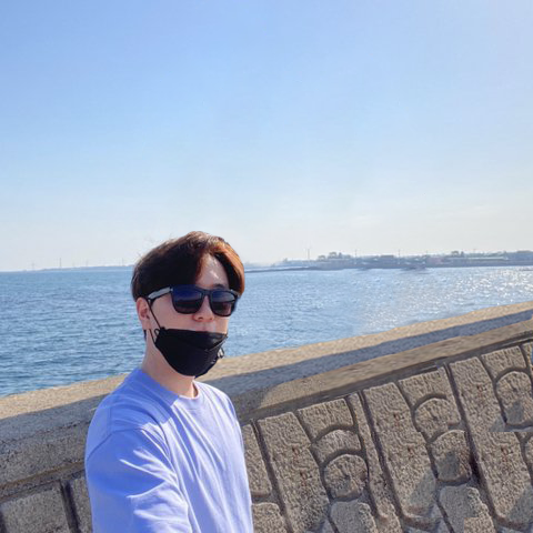 ciii_real's tweet photo. [포토샵 부탁드립니다] 안녕하세요? 저는 20대 남성입니다. 최근에 바닷가에서 셀카를 찍었는데, 아무래도 혼자라서 외로워 보입니다. 한 몸 같은 멤버 형들 사진을 첨부하니, 같이 놀러 간 것처럼 합성해주실 수 있을까요?

<<의뢰 사진                                  >>결과물 https://t.co/TfDEuDjC3p