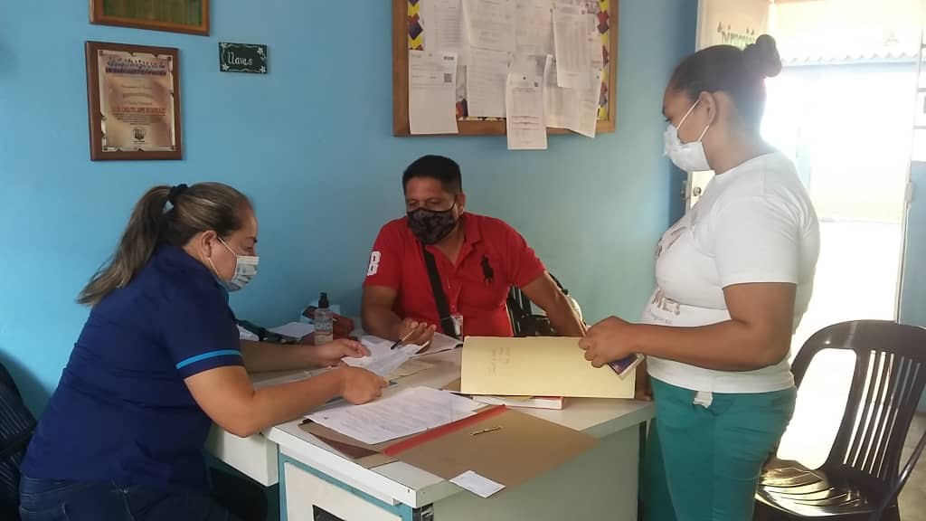 Visita a la escuela Carlota Jaime de González para solicitar cupos para dos hermanos
@MPPEDUCACION 
<a href="/charlychaves/">Charly Rojas Chaves</a> 
<a href="/FreddyBernal/">Freddy Bernal</a> 
<a href="/codennat/">codennat</a> 
<a href="/Annydednna/">Dednna Táchira</a> 
@SPETachira 
<a href="/COMUNIDADESED15/">DIV. COMUNIDADES EDUCATIVAS TÁCHIRA</a> 
@zonaeductachira 
<a href="/edward_arellano/">edward saint</a> 
<a href="/cn_educ/">CNDefensorías Educativas MPPE</a> 
<a href="/EHer1983/">CLIFP Córdoba</a>