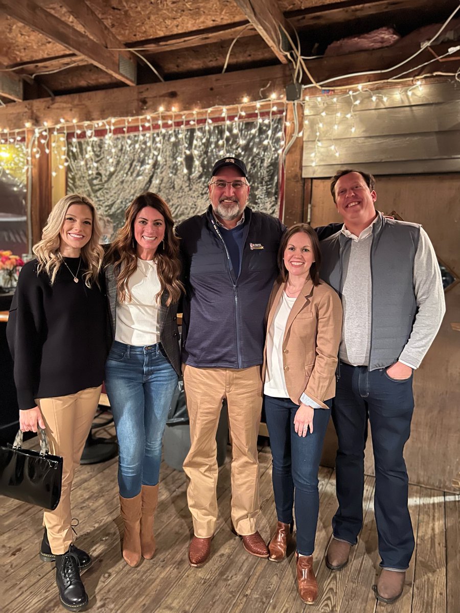 BarComms's tweet photo. Wonderful to see @GovHolcomb and @FLJanetHolcomb at the White River Yacht Club last night at a fundraiser hosted by @BradRateike and @LawrenMills for #TeamHolcomb! https://t.co/pMoTN6tyaf