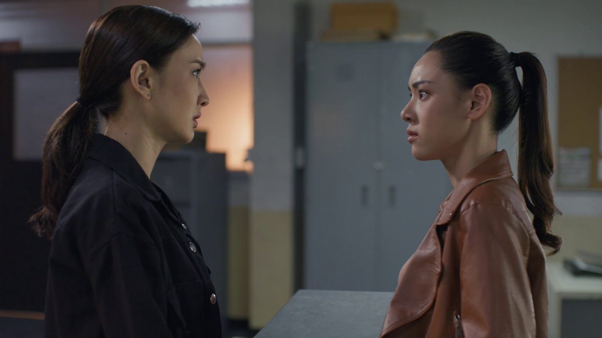 supapant's tweet image. EP นี้คือมาครบทุกรูปแบบเลย เปิดมาด้วยรอมคอมดูไปยิ้มไปกับความเสียอาการแอบรักมันล้นอกของคุณสารวัตร กลางๆอีพีบู๊สนั่น ต่อด้วยดราม่าอีน้องบ้าผู้ชาย ปิดท้ายด้วยลุ้นระทึกมิชชั่นอิมพอสซิเบิ้ล เอาล่ะจ้ะเชื่อแระว่าเรื่องนี้ไว้ใจใครไม่ได้จริงๆ #เกมล่าทรชนep2