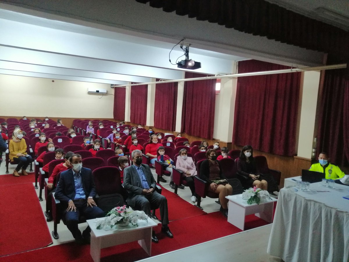 İlçemiz merkez okullarında öğrenim gören öğrencilerimize, İlçe Emniyet Müdürlüğü ve İlçe Jandarma Komutanlığı Trafik Ekiplerince bilinçlendirme ve bilgilendirme amaçlı trafikte motosiklet ve bisiklet kullanım eğitimi semineri verildi. 
@SanFerah <a href="/mugla_mem/">Muğla İl Millî Eğitim Müdürlüğü</a> <a href="/emrecay55/">Emre ÇAY</a>