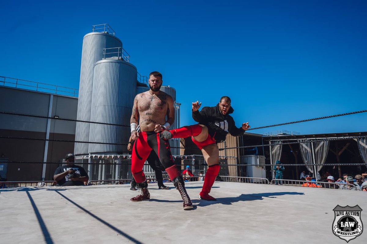 LayinTheLAWDown's tweet photo. @prolocke was scheduled to face a Ninja. Instead fought a motivated #HandsomeThug. And while Locke's terrible mood didn't seem to favor @johnnybadgate one bit, #JohnnyTime brought the fight to the crowd bully! #LAW #LAWKarbach #LayinTheLAWDown
@KarbachBrewing
📸📷 @thechadcooper https://t.co/5cr4xkLAyD
