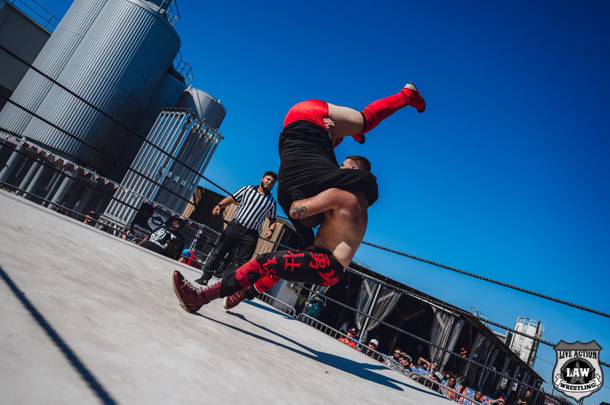 LayinTheLAWDown's tweet photo. @prolocke was scheduled to face a Ninja. Instead fought a motivated #HandsomeThug. And while Locke's terrible mood didn't seem to favor @johnnybadgate one bit, #JohnnyTime brought the fight to the crowd bully! #LAW #LAWKarbach #LayinTheLAWDown
@KarbachBrewing
📸📷 @thechadcooper https://t.co/5cr4xkLAyD