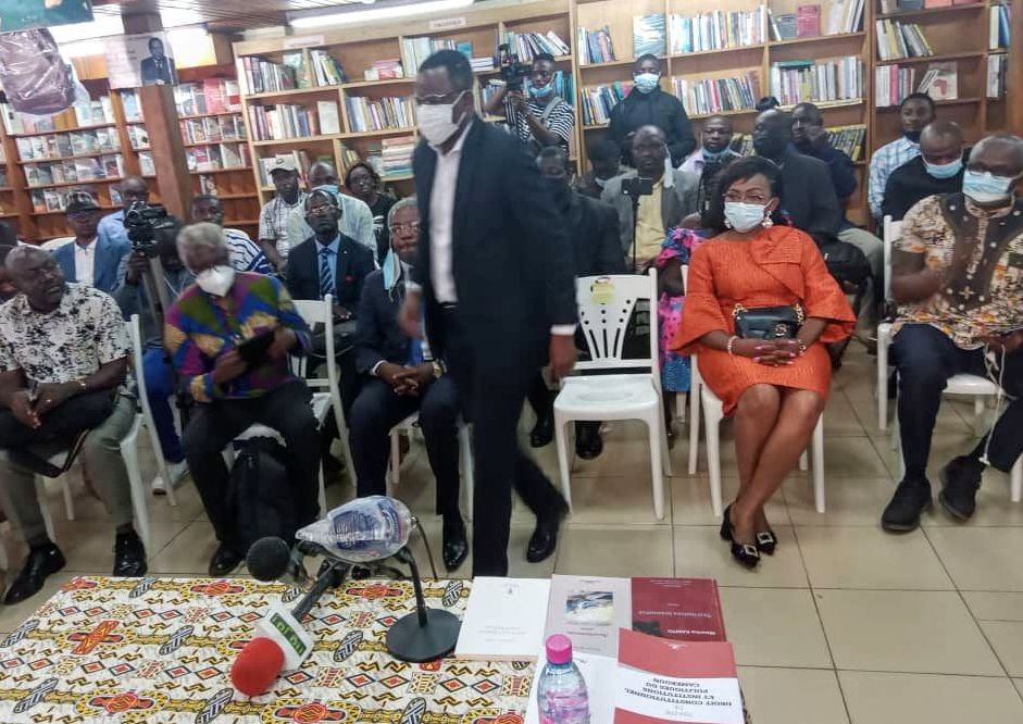 mrclipot's tweet photo. 📖#Maurice_Kamto 📔 L'écrivain à la Librairie des Peuples Noirs ce mercredi après-midi à Yaoundé. Essayiste, poète, romancier, le créateur d'idées était en compagnie de son épouse dans ce temple de la création littéraire. Mongo Beti est le fondateur de cette librairie. @GC_livres https://t.co/9DUJGBcmYc