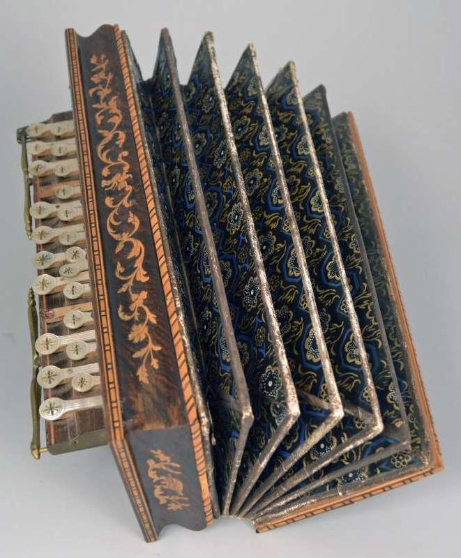 reseaudesmusees's tweet photo. / #QECO -la réponse /
C'est un #monocorde à #clavier du #musée du #jouet de La Ferté-Macé. Il aurait été inventé fin 19e par Joseph Poussot. @Museelorrain nous en dit +: https://t.co/OXtdUJSgi7 
#instruments de #musique des #collections de Normandie https://t.co/oywCMBzI3j 🎹🥁🎷 https://t.co/PARL6quI5B