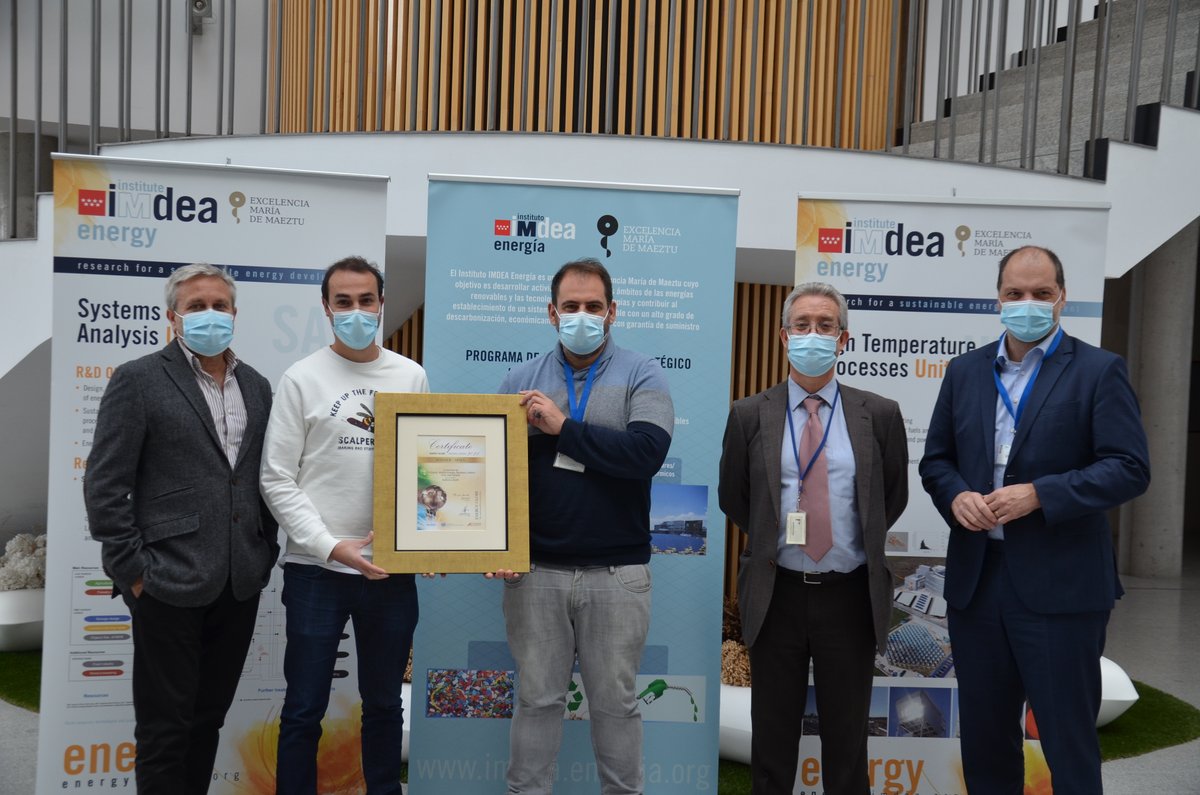 IMDEA_Energia's tweet photo. #IMDEAEnergía recibe de la mano de @austria_in_ES el galardón National @energyglobe Spain 2021 por su participación en el proyecto #SuntoLiquid sobre producción de combustibles renovables a partir de agua y CO2 utilizando energía solar concentrada.
https://t.co/rl5H1S1qUD https://t.co/5qLzo0ZzXs