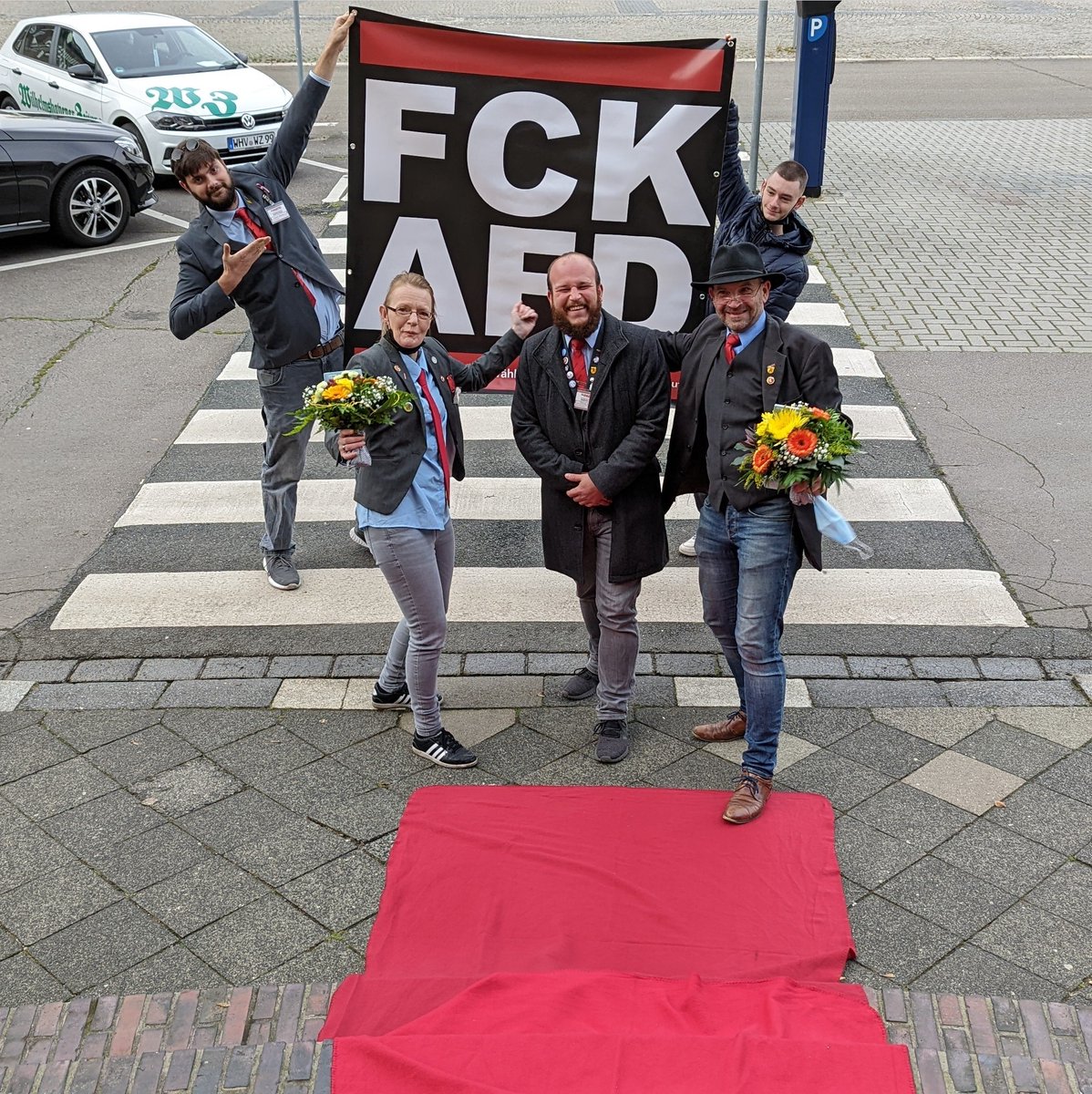 Wir haben unseren Mandatsträger*innen einen gebührenden Einzug in den Rat ermöglicht!

Auf eine erfolgreiche Ratsperiode! Unsere Mandate haben wir verdoppelt, unsere Stimmen verdreifacht und der Sticker ist noch viel größer geworden. Zwinkersmiley