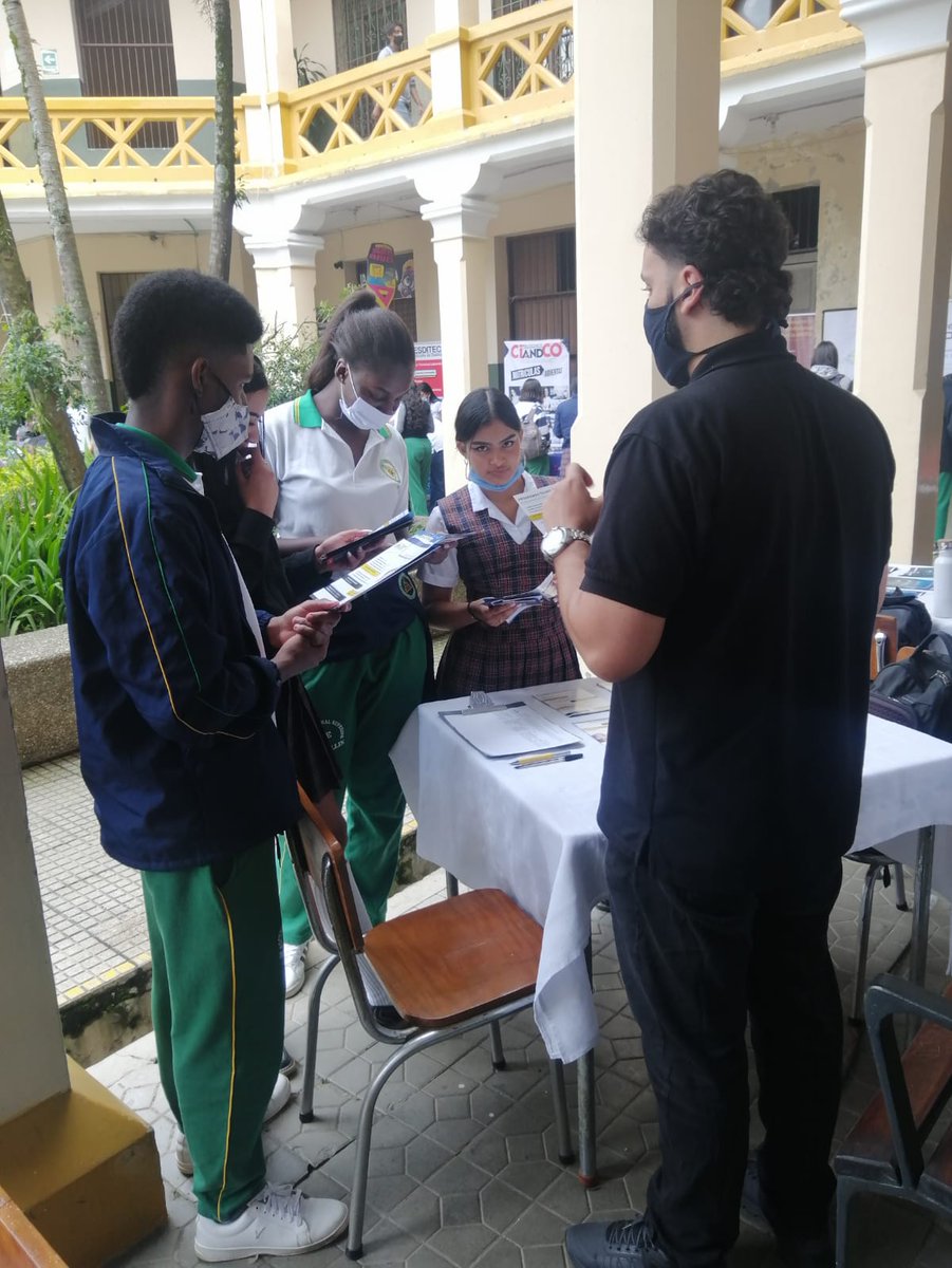 iumafis's tweet photo. En la mañana de hoy @iumafis orientando en su elección profesional a las bachilleres 2021, de la Escuela Normal Superior de Medellín.
@EducacionMed https://t.co/4VxLEilp4Z