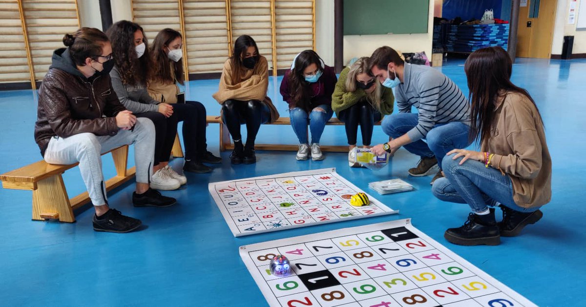 TICE_UCLM's tweet photo. Hoy comenzamos nuestros encuentros con la robótica educativa con las mascotas de #TICEUCLM Dino y Dina #pleorb , también participan #beboot y #blueboot #robóticaeducativa https://t.co/Sr5FtFoz0s