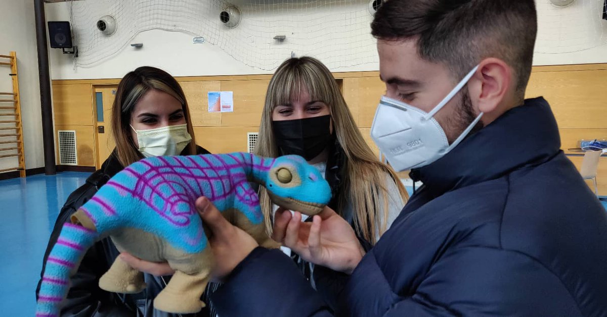 TICE_UCLM's tweet photo. Hoy comenzamos nuestros encuentros con la robótica educativa con las mascotas de #TICEUCLM Dino y Dina #pleorb , también participan #beboot y #blueboot #robóticaeducativa https://t.co/Sr5FtFoz0s