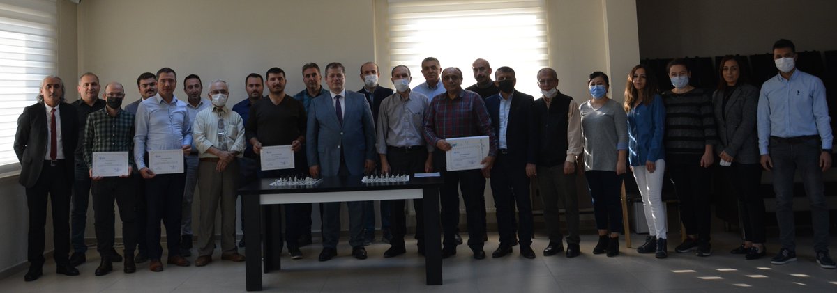 iskurdenizli's tweet photo. Denizli İŞKUR İl Müdürlüğümüz personeli arasında düzenlediğimiz satranç turnuvası sona erdi. Katılanlara İl Müdürlüğümüz yöneticileri tarafından "Katılım Belgesi" takdim edildi. https://t.co/eFmey7Peji