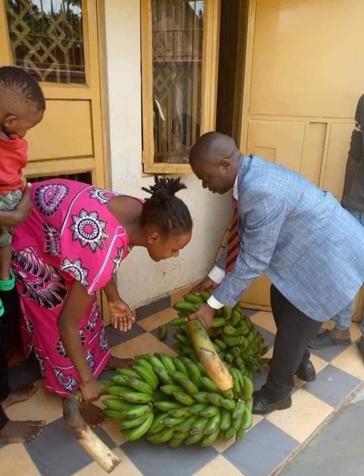 Rayat67665631's tweet photo. @BobiwineU @akaben_engineer @ChrisBlackJo1 @AwakenMILLION1 @AidenKaliisa @NKOTANYIFranci2 @NtaleBrian17 @OluchiKehinde @paulkakande5 @col_nasha Keep resting in peace innocent soul ..this pic reminds me the days of elections ..killing people switching electricity of and announcing them selves to win after all that ..national robbers movement we shall remember you even wen we die ohh ,,#FreeHon.Ssegrinya https://t.co/i3K06zyvU9