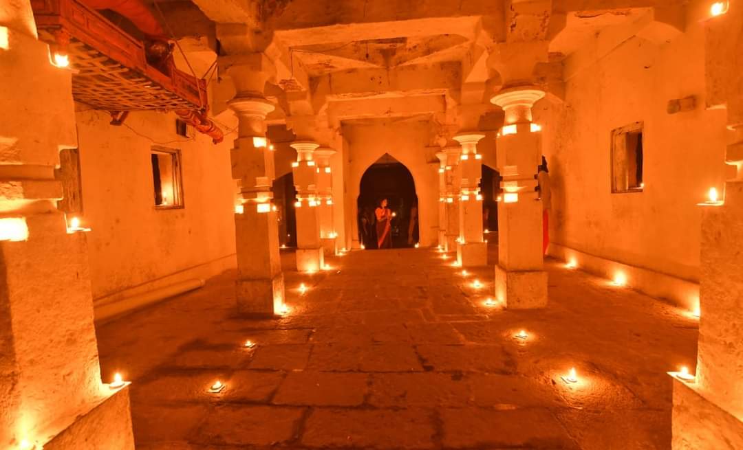 SarthiOrg's tweet photo. छत्रपती शिवाजी महाराज यांच्या पदस्पर्शाने पावन झालेल्या पन्हाळगडावरील दीपोत्सव !

#शिवराय_असे_शक्तीदाता 🚩🙏 https://t.co/RgBtTdTwQO