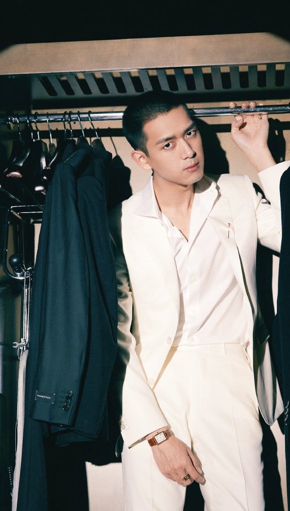 AlittelAlittle's tweet photo. เห็นข่าวว่าหลี่เซี่ยนจะไปงานประจำปีของ GQ วันที่16 พฤศจิกายน ที่ซานย่า เลยลงรูปรอ😂😂 https://t.co/ba3cwhj7Xh