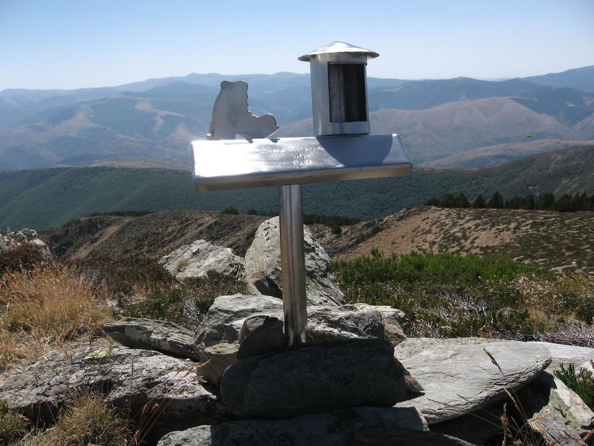 Senderioja's tweet photo. Pico Gatón, uno de los "dosmiles" más aislados de #LaRioja
https://t.co/mcn4PVITN1
#montaña #senderismo https://t.co/9gcOhI84uR