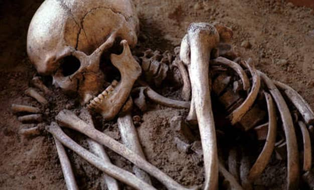 IsralMutombo11's tweet photo. Urgent : Grâce à une main forte des experts de la police scientifique française, une découverte macabre à #Mitendi.  Des ossements humains retrouvés dans la concession du Général Djadjidja, parcelle qui a servie le cadre pour enterrer Fidèle Bazana, le chauffeur de Chebeya https://t.co/QPYbI1iTTh