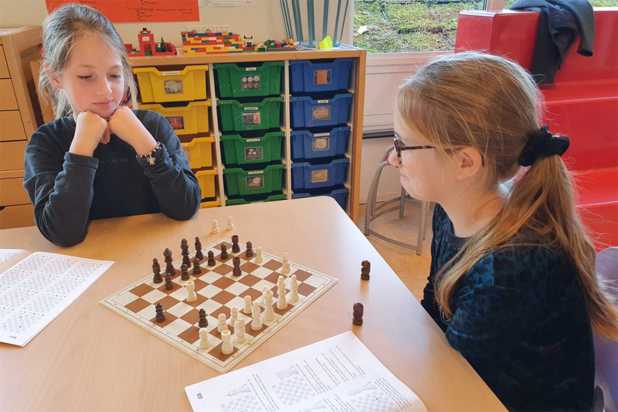 Walsprong's tweet photo. Dit najaar wordt aan 11 leerlingen in de Plusklas in de bovenbouw schaakles gegeven door 3 instructeurs van Schaakvereniging ZZC. In 8 lessen worden de leerlingen op een andere manier uitgedaagd om het brein te ontwikkelen. https://t.co/MffXNMWe9r https://t.co/1RkpNOSWiU