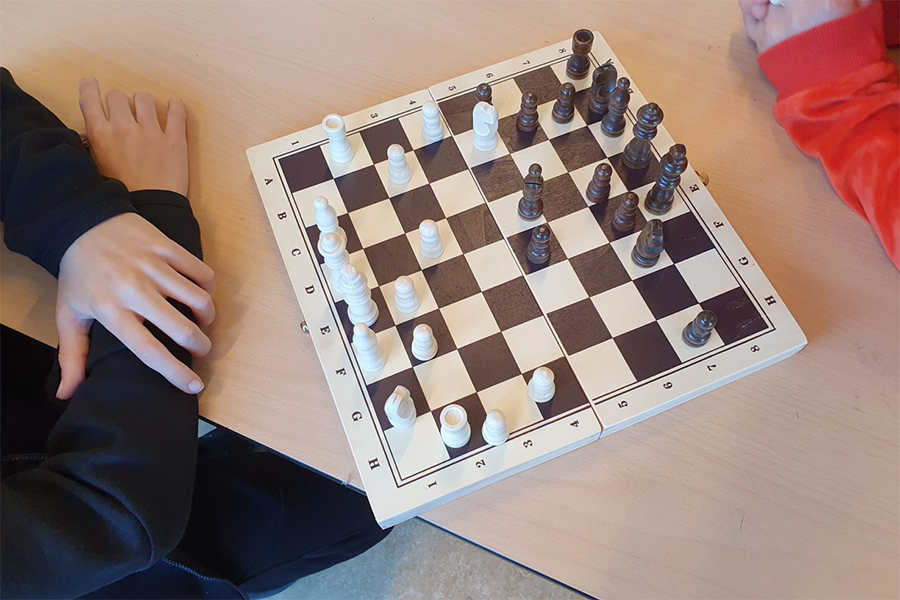 Walsprong's tweet photo. Dit najaar wordt aan 11 leerlingen in de Plusklas in de bovenbouw schaakles gegeven door 3 instructeurs van Schaakvereniging ZZC. In 8 lessen worden de leerlingen op een andere manier uitgedaagd om het brein te ontwikkelen. https://t.co/MffXNMWe9r https://t.co/1RkpNOSWiU
