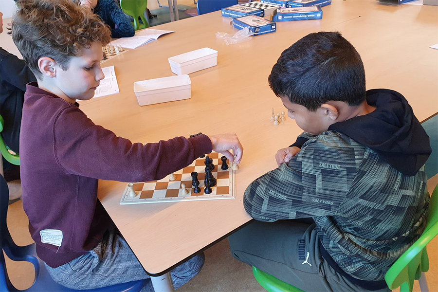 Dit najaar wordt aan 11 leerlingen in de Plusklas in de bovenbouw schaakles gegeven door 3 instructeurs van Schaakvereniging ZZC. In 8 lessen worden de leerlingen op een andere manier uitgedaagd om het brein te ontwikkelen. walsprong.nl/2021/11/leerli…