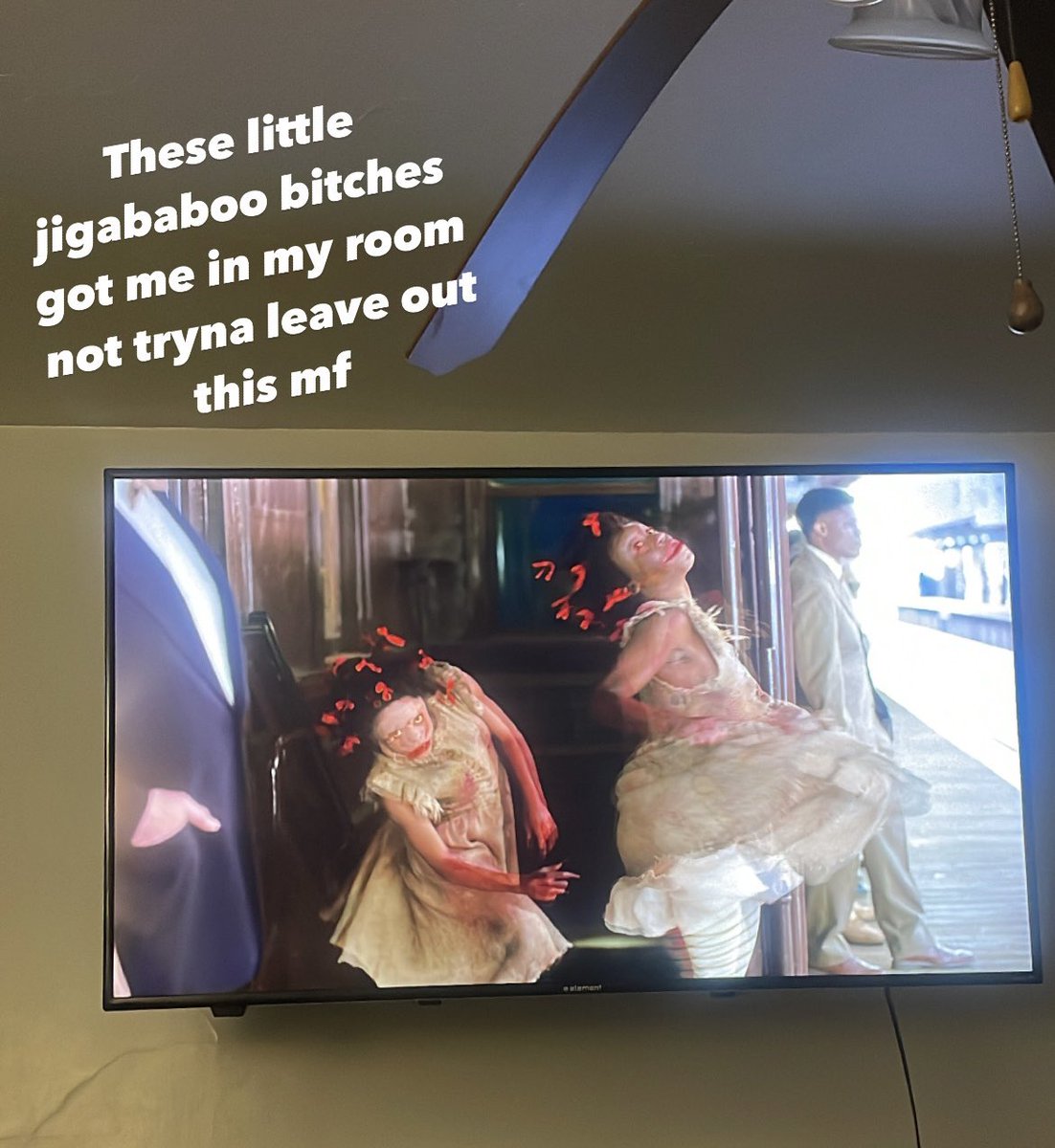dj_MFnRELL's tweet photo. Man these hoes was on my tv when I woke up at 3am and I bout had a stroke. Grabbed the pistol and everything.  Thought them bitches crawling through my tv on some grudge shit. I think tf not jigababitches https://t.co/YKXrx38qa3