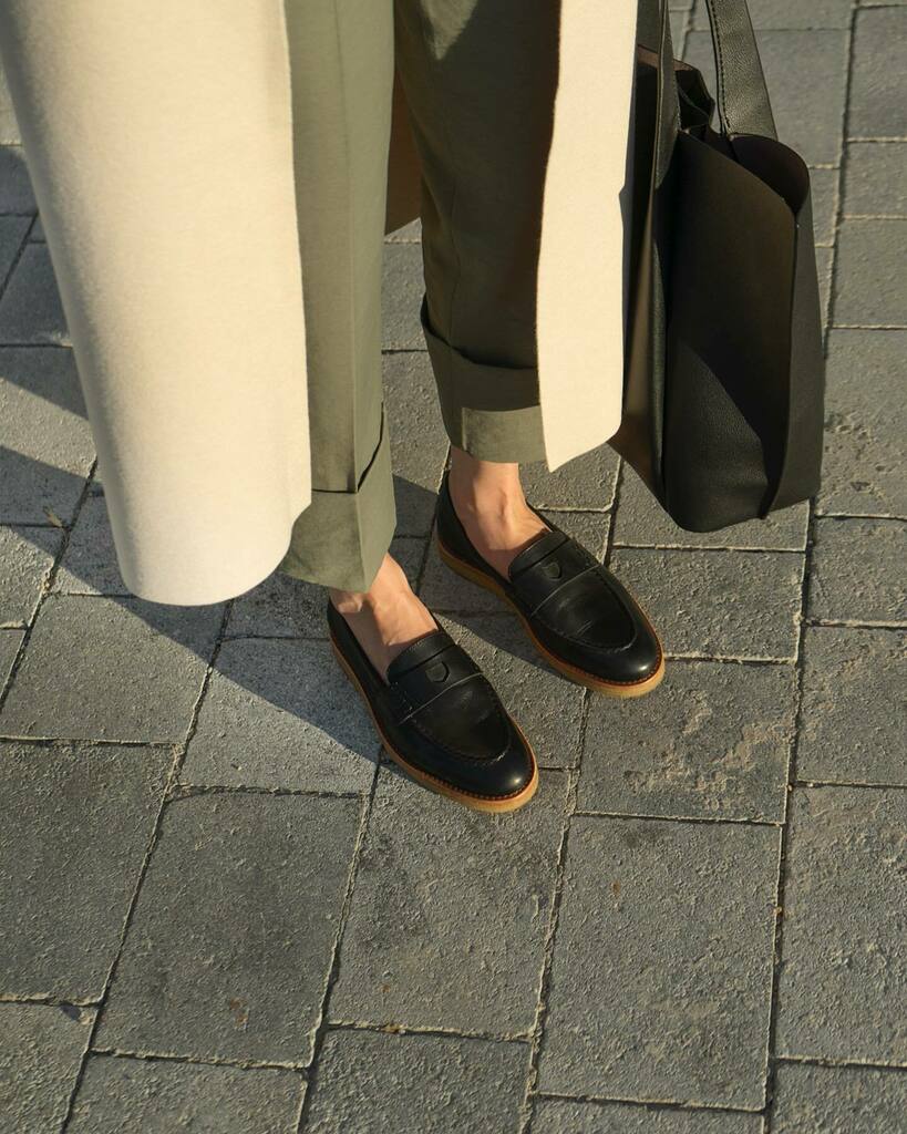 thecutproject's tweet photo. C L A S S Y
®️SADDLE BLACK®️
https://t.co/nVbmHGlLdf
.
#ethicalfashion #womenshoes #luxuryshoes #thecutproject #thecutprojectshoes #loafers #moccasins #leathershoes 
THE CUT PROJECT©️ https://t.co/G4Z846AMl5 https://t.co/zdAQTp8vat
