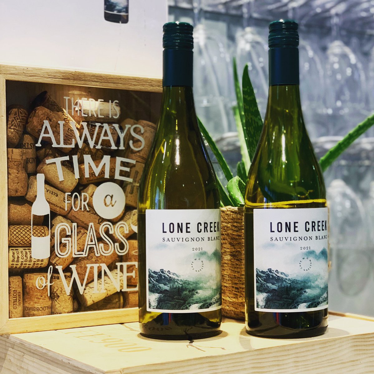 majesticepsom's tweet photo. This week we have the fabulous new addition to our South African range open to taste, the Lone Creek Sauvignon Blanc by the famous Gabb Family 🇿🇦

Classically citrussy, with flavours of passionfruit and kiwi 🥝

#majesticwine #majesticwineepsom #epsom https://t.co/ygN817mbkv