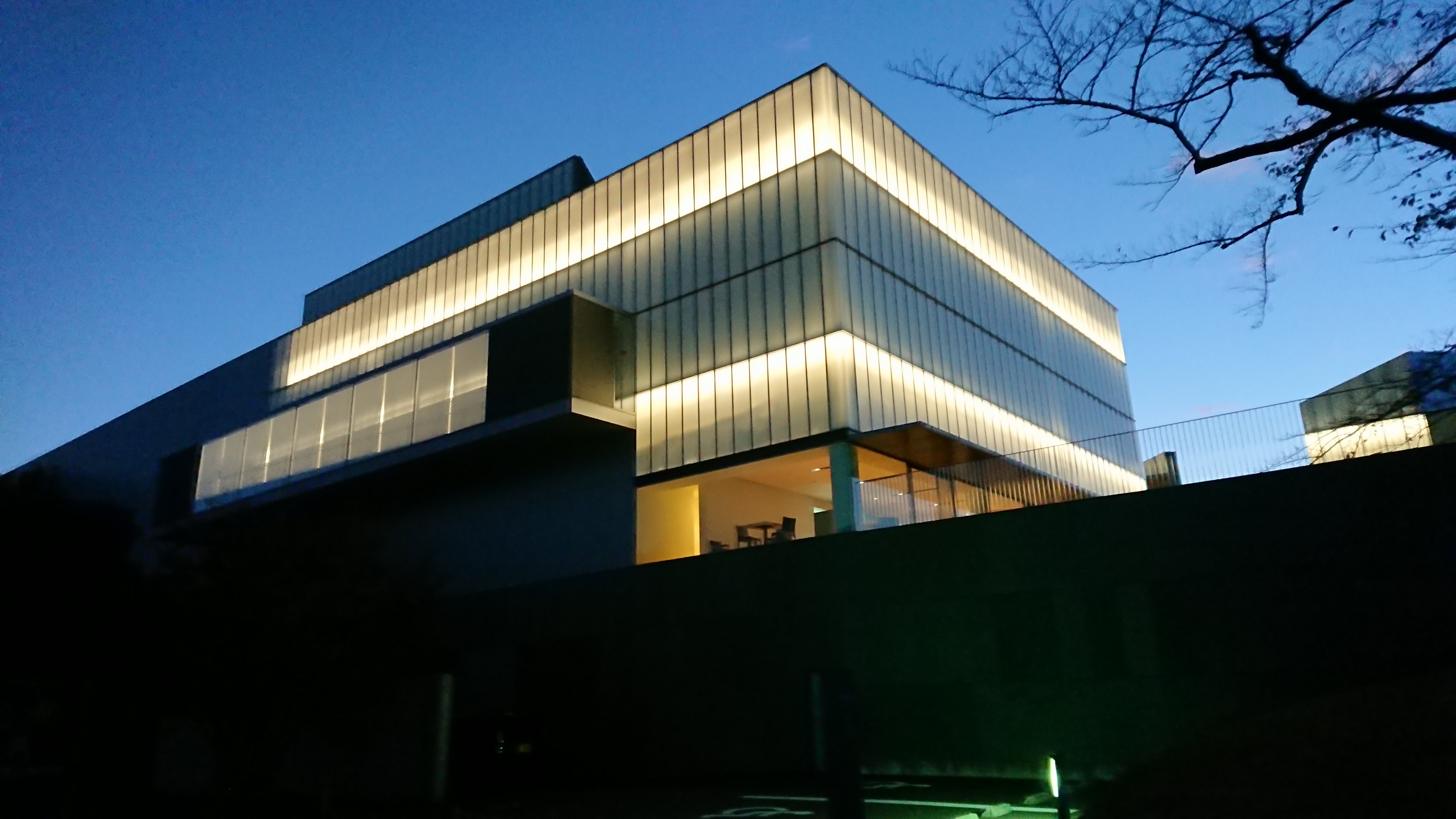 تويتر まるじゅ على تويتر 時間がほとんどなかったですが 豊田市美術館行って来ました 名建築と謳われるだけあって とても美しい かっこいい建物でした T Co Yz04vx5bav