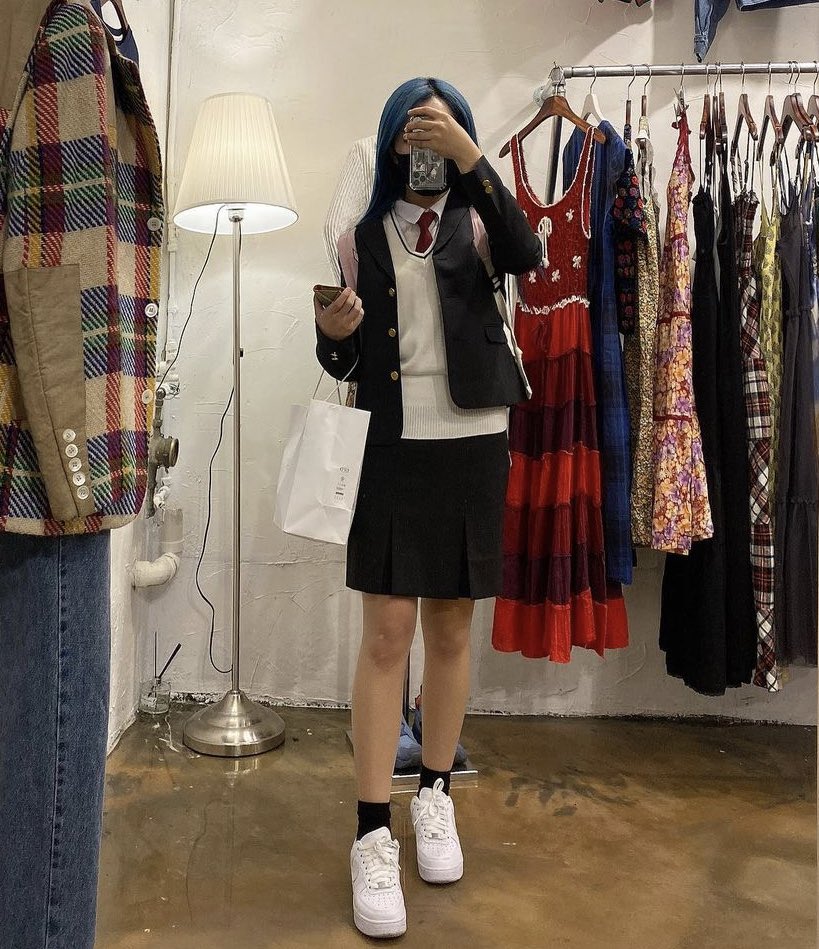 Gu_Reum_2's tweet photo. 교복+단풍 조합으로 가을가을한 사진 찍고 싶��..!!! 촬영 가고 싶어...!!! https://t.co/n0iYjGejuW