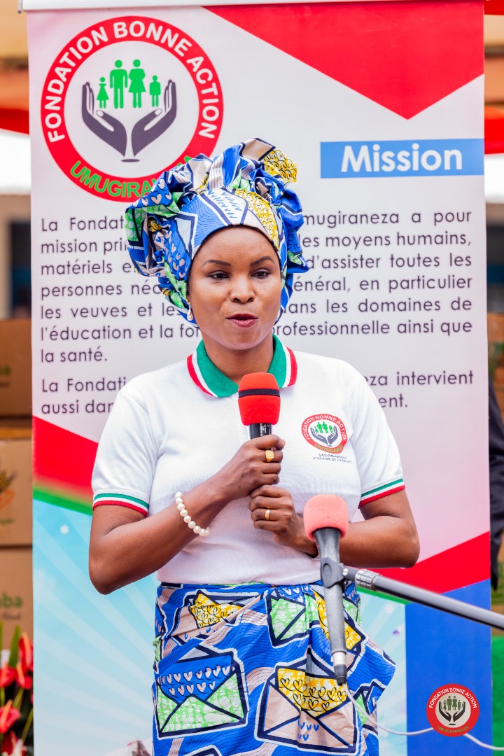 Burundi1stLady's tweet photo. Ce 3 nov. 2021, au nom de la Fondation @action_bonne que je préside, je me suis rendue sur la Colline #Migera, #Kabezi @BujumburaProv
pour apporter mon soutien, ma solidarité aux victimes des glissements de terrain. J’en ai profité pour octroyer des tôles aux familles touchées. https://t.co/A6SsQI8rdo