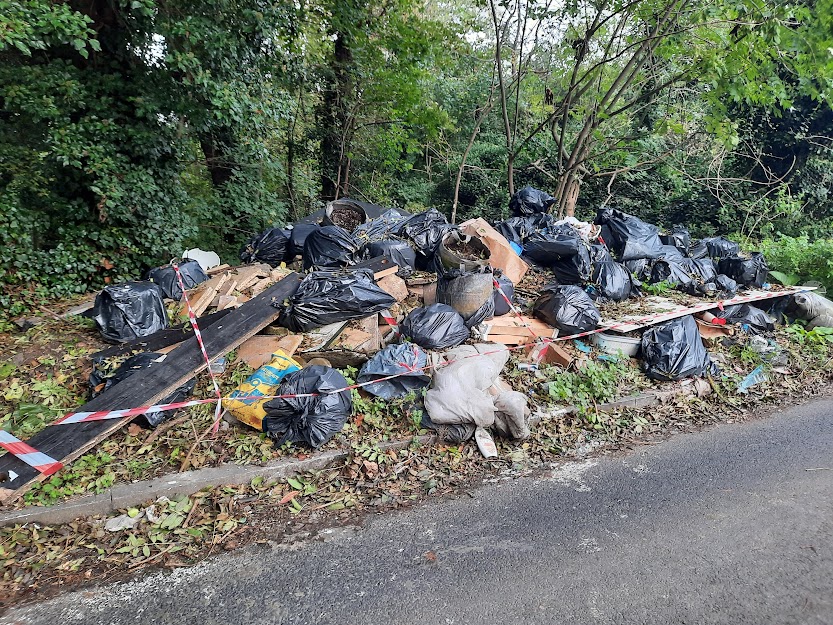 midmode1london's tweet photo. @Siobhain_Mc @Merton_Council @MertonLibDems @MertonTories @MertonLabour how much longer must we put up with this flytip on willow lane 3 months and counting and it is still being added to #copout21 https://t.co/umAxoUPdOh