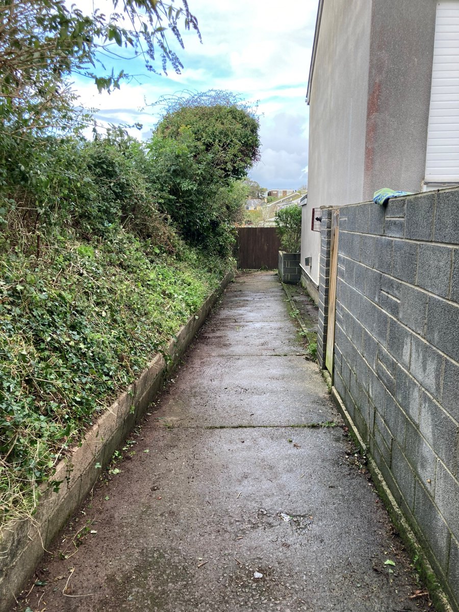 brixhamtc's tweet photo. ***LENGTHSMEN UPDATE***
With the early November weather staying onside, the lengthsmen carried out a big cutback job on the alleyway at the junction of Cudhill Road / Greenover Road
#looksmuchbetter #keepbrixhambeautiful #makingadifference https://t.co/lRIvX6keW2
