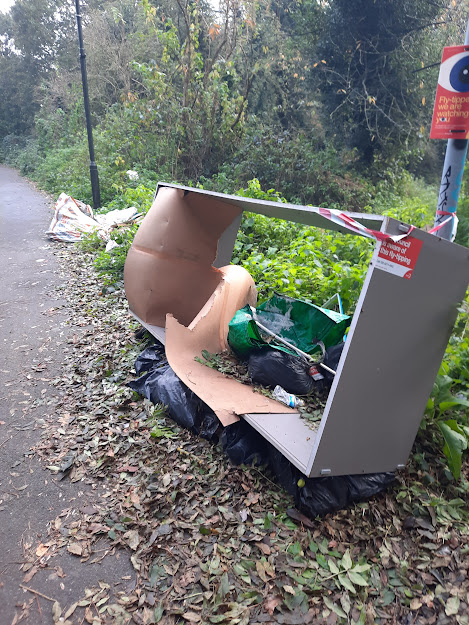 midmode1london's tweet photo. @Siobhain_Mc @Merton_Council @MertonLibDems @MertonTories @MertonLabour how much longer must we put up with this flytip on willow lane 3 months and counting and it is still being added to #copout21 https://t.co/umAxoUPdOh
