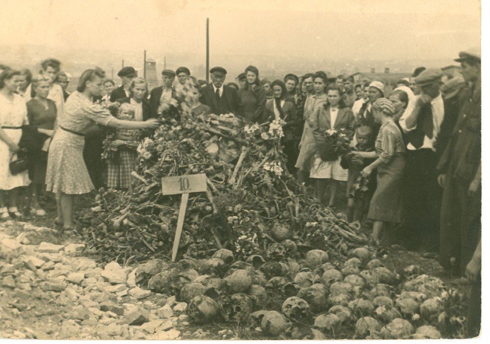 Jan34733995's tweet photo. 03.11.1943 r. - w ramach tzw. akcji „Erntefest” („Dożynki”) Niemcy zamordowali około 42 000 Żydów z dystryktu lubelskiego.

Ta egzekucja trwała cały dzień, od świtu do zmierzchu. 
Dla zagłuszenia  odgłosów karabinów maszynowych w obozie wybrzmiewała muzyka marszowa i taneczna. https://t.co/tBSb0tcS75