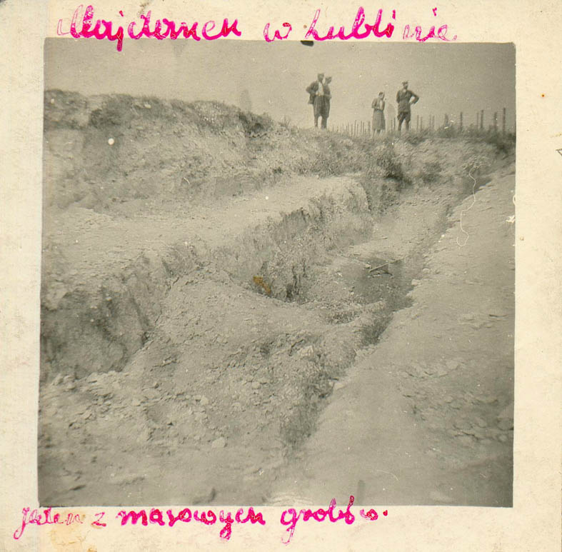 Jan34733995's tweet photo. 03.11.1943 r. - w ramach tzw. akcji „Erntefest” („Dożynki”) Niemcy zamordowali około 42 000 Żydów z dystryktu lubelskiego.

Ta egzekucja trwała cały dzień, od świtu do zmierzchu. 
Dla zagłuszenia  odgłosów karabinów maszynowych w obozie wybrzmiewała muzyka marszowa i taneczna. https://t.co/tBSb0tcS75