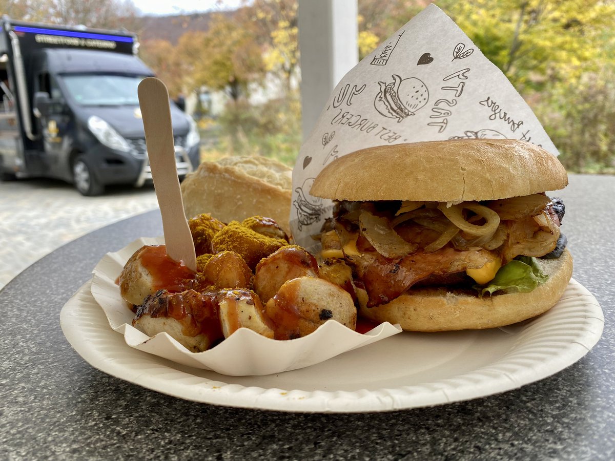 hoomygumb's tweet image. Heute also Foodtruck-Lunch: Vorspeisen-Currywurst mit CaSa-Burger. Gute Wahl 😎😋🍔