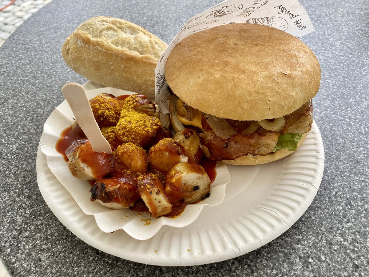 hoomygumb's tweet image. Heute also Foodtruck-Lunch: Vorspeisen-Currywurst mit CaSa-Burger. Gute Wahl 😎😋🍔