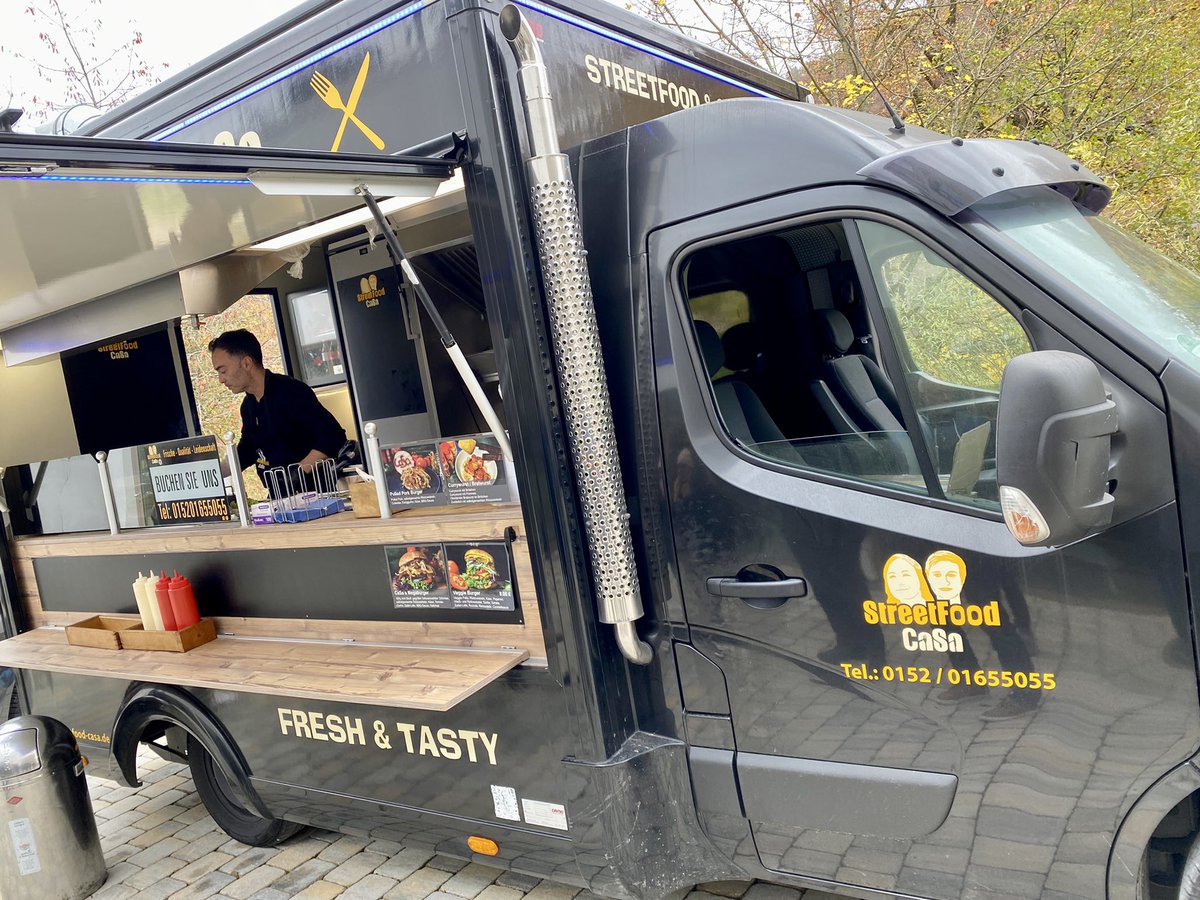 hoomygumb's tweet image. Heute also Foodtruck-Lunch: Vorspeisen-Currywurst mit CaSa-Burger. Gute Wahl 😎😋🍔