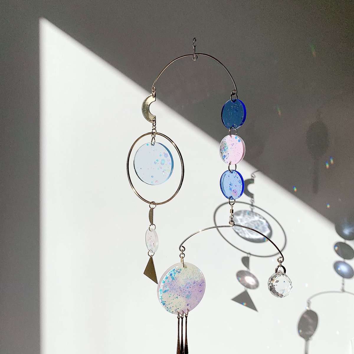 gildaetmia's tweet photo. #Mobile / #Attrape-soleil / #Suncatcher en résine, Swarovski
#gildaetmia #pastelworld #creema #interiordecor #attrapesoleil #サンキャッチャーのある暮らし #iridescentclouds #paillettesdansmavie #swarovski #hangingmobile #decorationinterieur #decoration #decohome #interiordesign https://t.co/imJDKu8ZCr