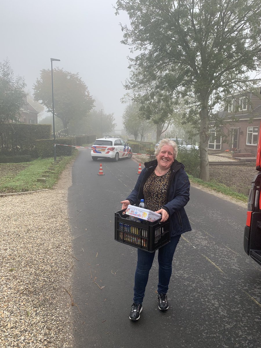tcsegers's tweet photo. Gaslek in Muisbroek, Giessenburg. Brandweer en politie paraat. Buurvrouw zorgt voor koffie. Ook dit is @Molenlanden_Gem !! https://t.co/ZfYjyipmbq
